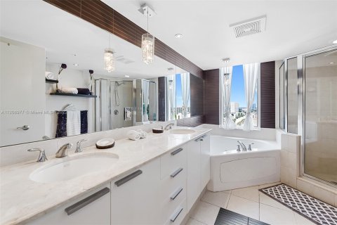 Condominio en alquiler en Sunny Isles Beach, Florida, 2 dormitorios, 132.2 m2 № 17553 - foto 19