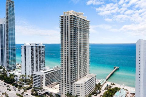 Condo in Sunny Isles Beach, Florida, 2 bedrooms  № 17553 - photo 10