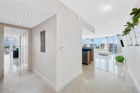 Condo in Sunny Isles Beach, Florida, 2 bedrooms  № 17553 - photo 24