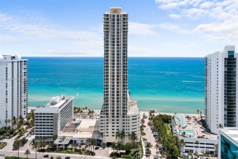 Condo in Sunny Isles Beach, Florida, 2 bedrooms  № 17553 - photo 12