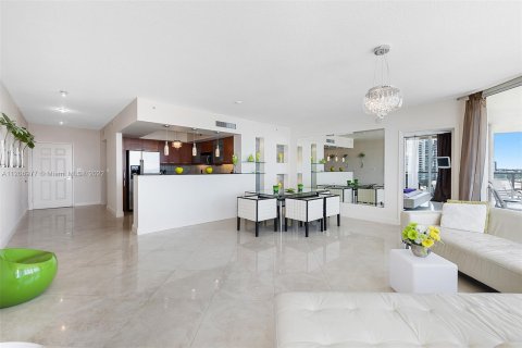 Condominio en alquiler en Sunny Isles Beach, Florida, 2 dormitorios, 132.2 m2 № 17553 - foto 11