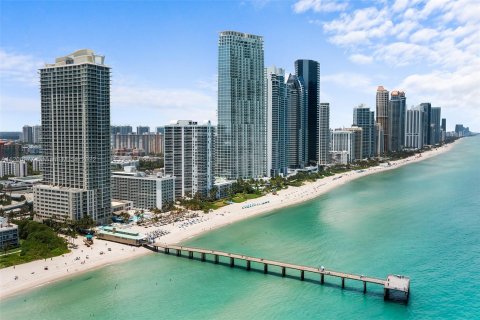 Copropriété à louer à Sunny Isles Beach, Floride: 2 chambres, 132.2 m2 № 17553 - photo 1