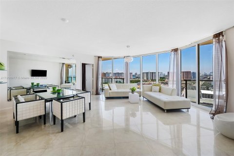 Copropriété à louer à Sunny Isles Beach, Floride: 2 chambres, 132.2 m2 № 17553 - photo 2