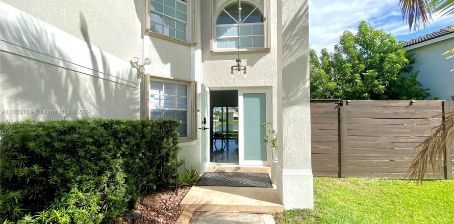 Villa ou maison à Pembroke Pines, Floride 3 chambres, 166.02 m2 № 1269970