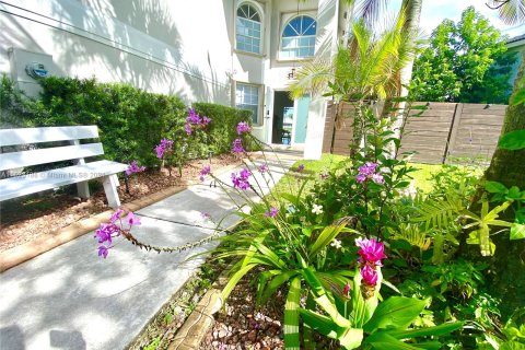 Villa ou maison à vendre à Pembroke Pines, Floride: 3 chambres, 166.02 m2 № 1269970 - photo 2