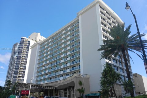 Studio in the Condo in Sunny Isles Beach, Florida  № 1328487 - photo 1