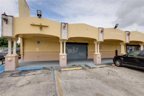 Propiedad comercial en venta en Miami, Florida № 1377403 - foto 2