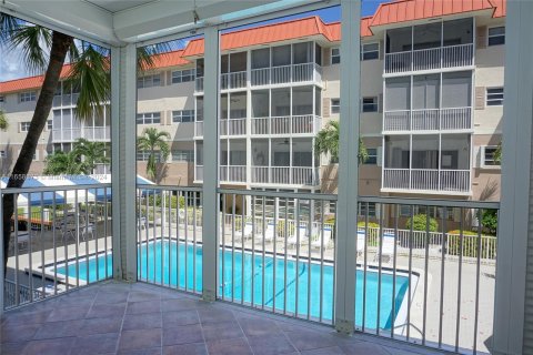 Condo in Hallandale Beach, Florida, 1 bedroom  № 1362607 - photo 15