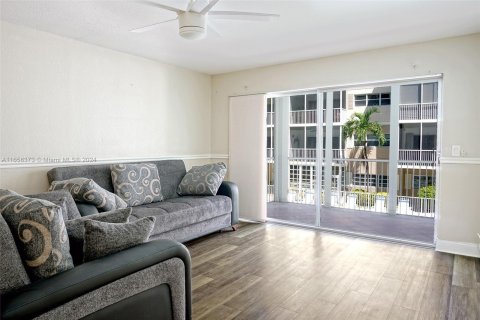 Condo in Hallandale Beach, Florida, 1 bedroom  № 1362607 - photo 13