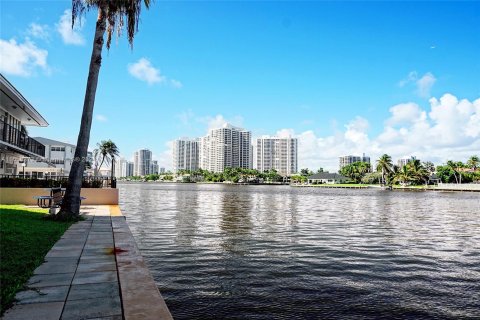 Condo in Hallandale Beach, Florida, 1 bedroom  № 1362607 - photo 28