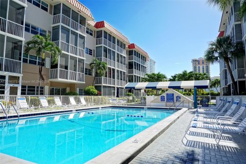 Condo in Hallandale Beach, Florida, 1 bedroom  № 1362607 - photo 2