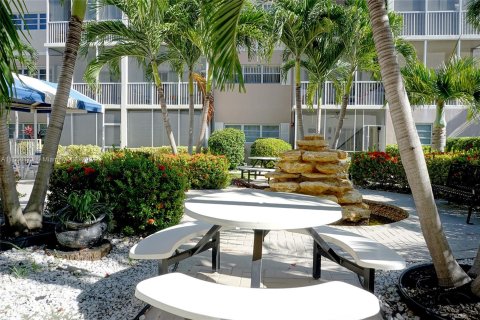 Condo in Hallandale Beach, Florida, 1 bedroom  № 1362607 - photo 24