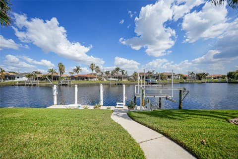 House in Punta Gorda, Florida 3 bedrooms, 197.6 sq.m. № 1418838 - photo 2