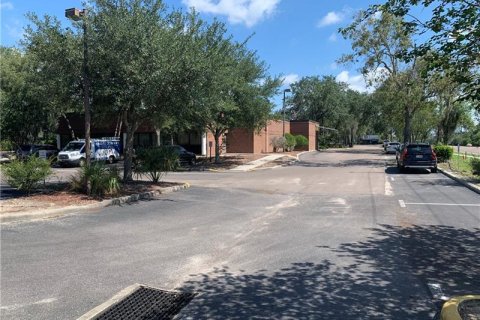 Propiedad comercial en alquiler en Tampa, Florida, 3103.49 m2 № 212807 - foto 9