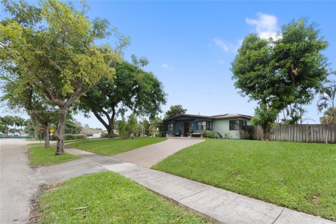 House in North Miami Beach, Florida 4 bedrooms, 221.94 sq.m. № 1407633 - photo 3