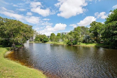 Condo in Pompano Beach, Florida, 3 bedrooms  № 1281372 - photo 16