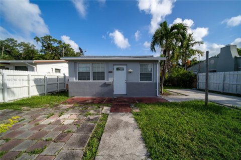 House in Miami, Florida 3 bedrooms, 105.82 sq.m. № 1281360 - photo 1