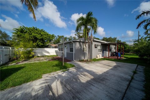 House in Miami, Florida 3 bedrooms, 105.82 sq.m. № 1281360 - photo 2