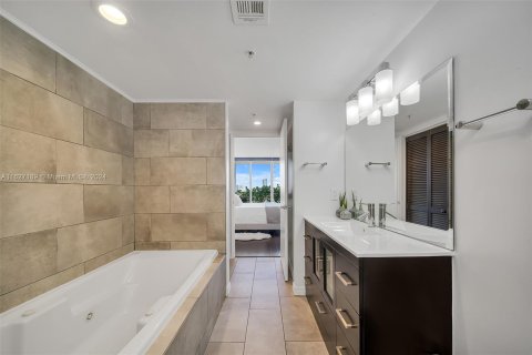 Copropriété à vendre à Miami Beach, Floride: 2 chambres, 117.99 m2 № 1281341 - photo 12