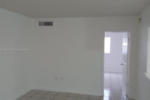 Condominio en venta en Hialeah, Florida, 1 dormitorio, 54.16 m2 № 1367062 - foto 12