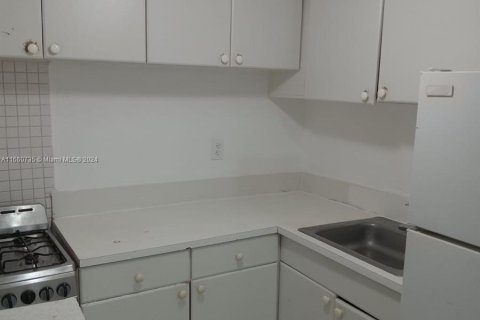 Condominio en venta en Hialeah, Florida, 1 dormitorio, 54.16 m2 № 1367062 - foto 13