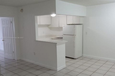 Condominio en venta en Hialeah, Florida, 1 dormitorio, 54.16 m2 № 1367062 - foto 7