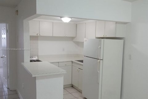 Condominio en venta en Hialeah, Florida, 1 dormitorio, 54.16 m2 № 1367062 - foto 11