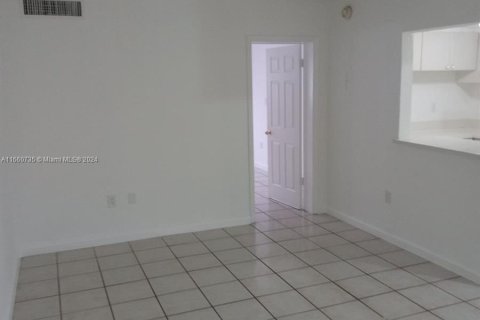 Condominio en venta en Hialeah, Florida, 1 dormitorio, 54.16 m2 № 1367062 - foto 10