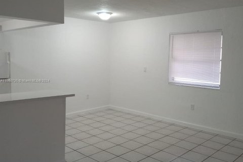 Condominio en venta en Hialeah, Florida, 1 dormitorio, 54.16 m2 № 1367062 - foto 8