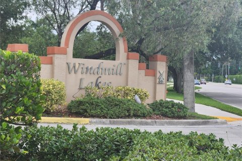 Condo in Pembroke Pines, Florida, 2 bedrooms  № 1305820 - photo 1