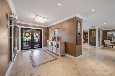 House in Miami, Florida 5 bedrooms, 415.74 sq.m. № 1375484 - photo 8