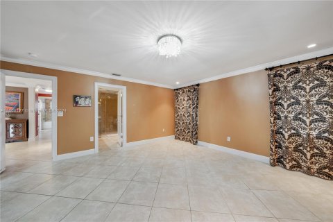 House in Miami, Florida 5 bedrooms, 415.74 sq.m. № 1375484 - photo 21