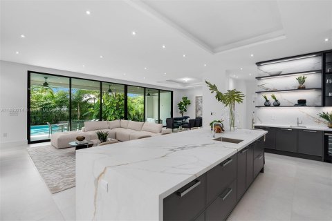 Villa ou maison à vendre à Miami, Floride: 6 chambres, 513.47 m2 № 1365787 - photo 2