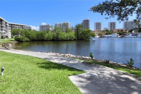 Condo in Aventura, Florida, 2 bedrooms  № 1365823 - photo 1