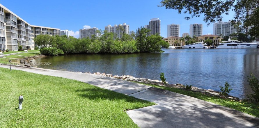 Condo in Aventura, Florida, 2 bedrooms  № 1365823