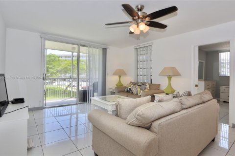 Condo in Aventura, Florida, 2 bedrooms  № 1365823 - photo 13