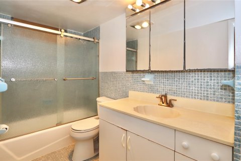 Condo in Aventura, Florida, 2 bedrooms  № 1365823 - photo 22