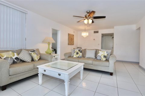 Condo in Aventura, Florida, 2 bedrooms  № 1365823 - photo 12