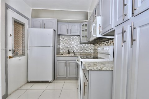 Condo in Aventura, Florida, 2 bedrooms  № 1365823 - photo 8