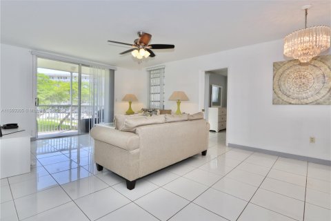 Copropriété à vendre à Aventura, Floride: 2 chambres, 100.61 m2 № 1365823 - photo 16