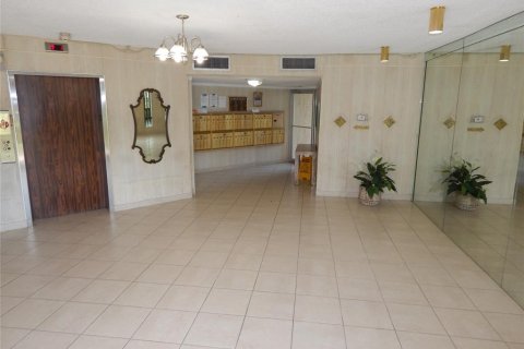 Condo in Lauderhill, Florida, 2 bedrooms  № 694824 - photo 8