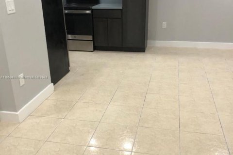 Appartement à louer à Miami, Floride: 2 chambres, 390 m2 № 1364193 - photo 2