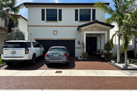 House in Hialeah, Florida 5 bedrooms, 270.25 sq.m. № 1364225 - photo 1