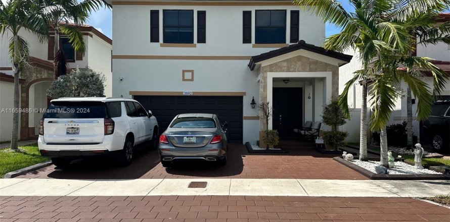 Casa en Hialeah, Florida 5 dormitorios, 270.25 m2 № 1364225