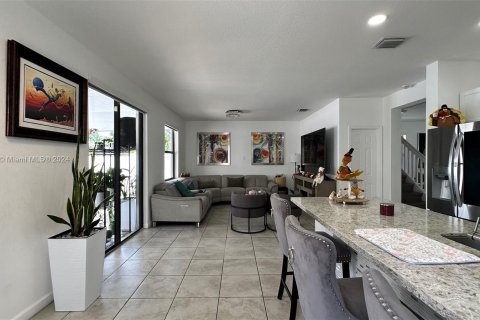 Casa en venta en Hialeah, Florida, 5 dormitorios, 270.25 m2 № 1364225 - foto 19