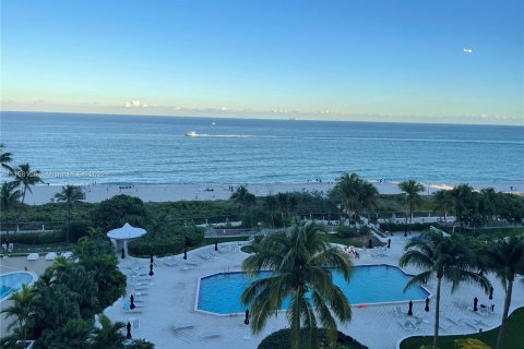 Condominio en alquiler en Miami Beach, Florida, 2 dormitorios, 126.35 m2 № 6790 - foto 2