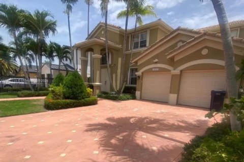 House in Miami, Florida 4 bedrooms, 240.52 sq.m. № 1393472 - photo 1