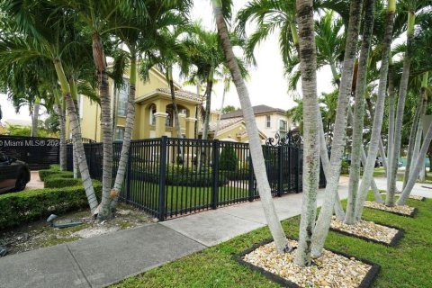 Villa ou maison à vendre à Miami, Floride: 4 chambres, 240.52 m2 № 1393472 - photo 2