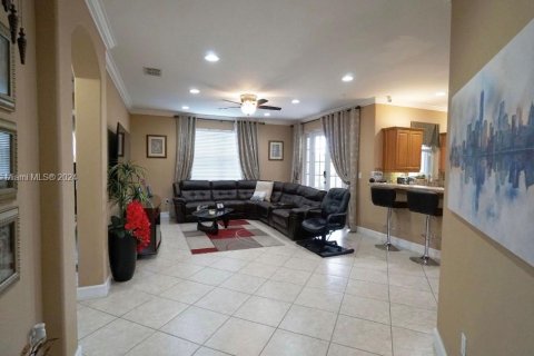 House in Miami, Florida 4 bedrooms, 240.52 sq.m. № 1393472 - photo 10