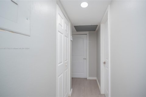 Condo in Miami, Florida, 2 bedrooms  № 1393495 - photo 5